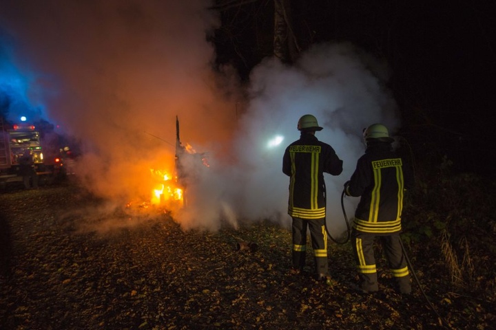 Die Feuerwehr geht von Brandstiftung aus.