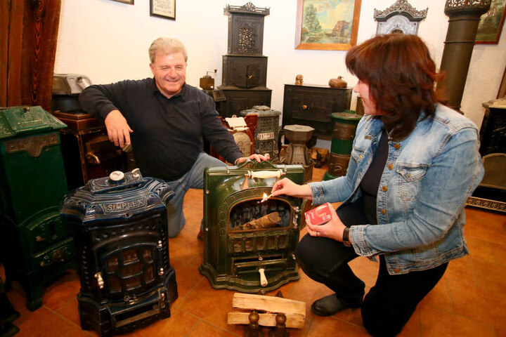 Retten alte Öfen vor dem
Müllhaufen (der Geschichte): Der grüne transportable Ofen von Heidrun (55) und
Gerald (56) Kräger stammt ursprünglich aus einer alten Leipziger Villa.