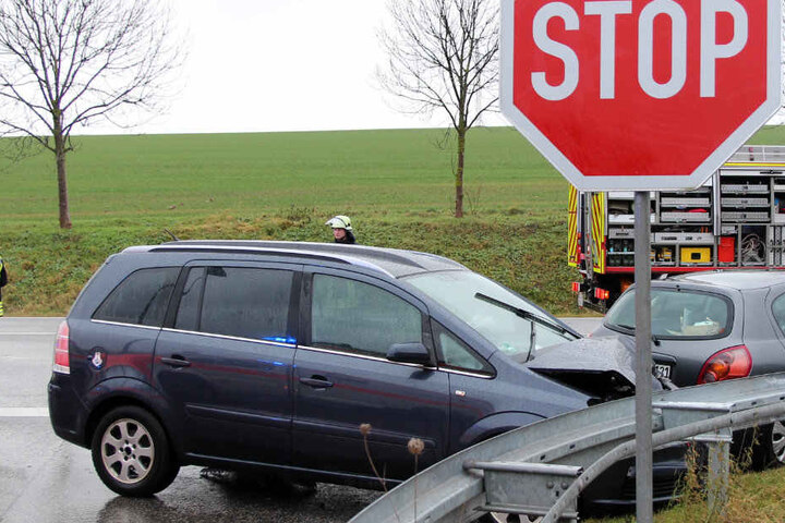 Drei Menschen wurden bei dem Unfall verletzt.
