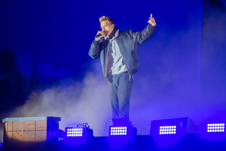 Am Freitagabend gab Kummer ein spontanes Konzert auf dem Dach seines Plattenladens.