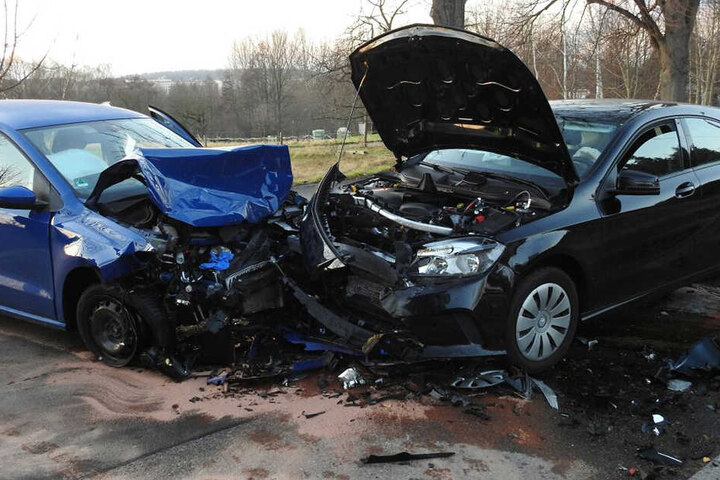 Beide Fahrer kamen verletzt ins Krankenhaus.