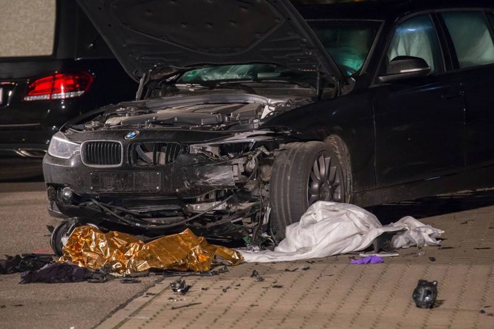 Der Motorradfahrer war bei der Kollision unter den BMW geraten.