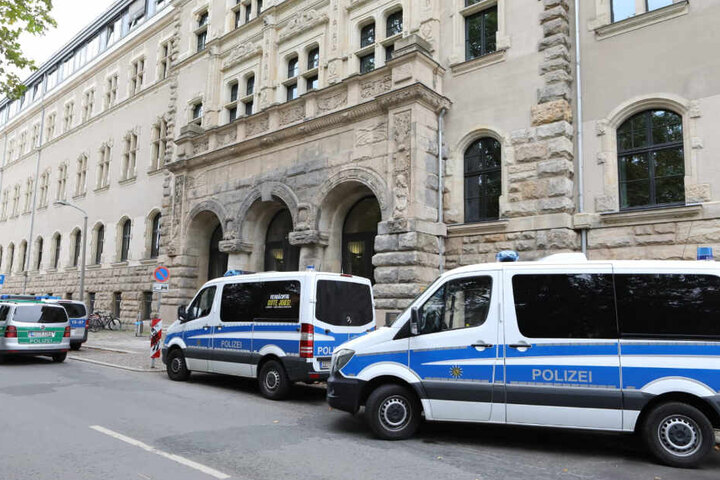 Am Vormittag rückte die Polizei zum Leipziger Amtsgericht aus.