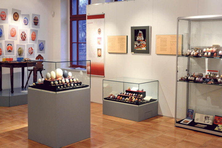Thematisch auf diverse Vitrinen verteilt, werden die Eier bei Ausstellungen
präsentiert.