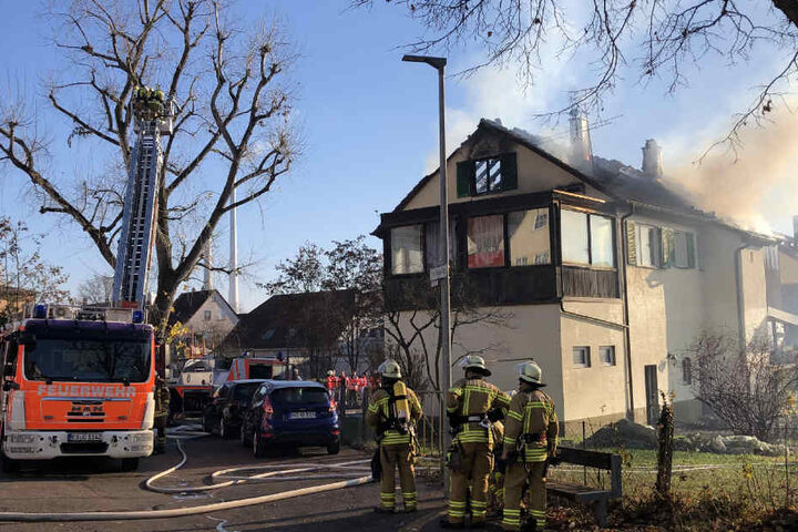 Aktuell versucht die Feuerwehr das Feuer in den Griff zu bekommen.