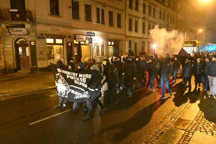 Mit Pyrotechnik, Trommeln und Trillerpfeifen waren die Demonstranten unterwegs.