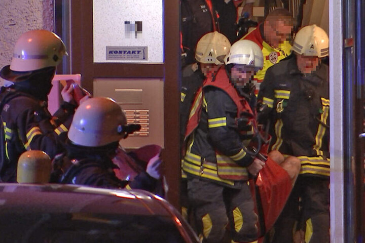 Der schwerverletzte Mann wurde durch Kameraden der Feuerwehr nach unten getragen.