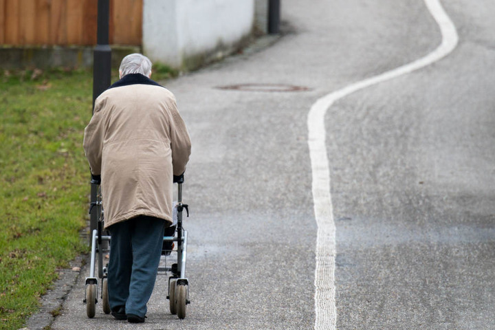 Die Frau war mit ihrem Rollator unterwegs. (Symbolbild)