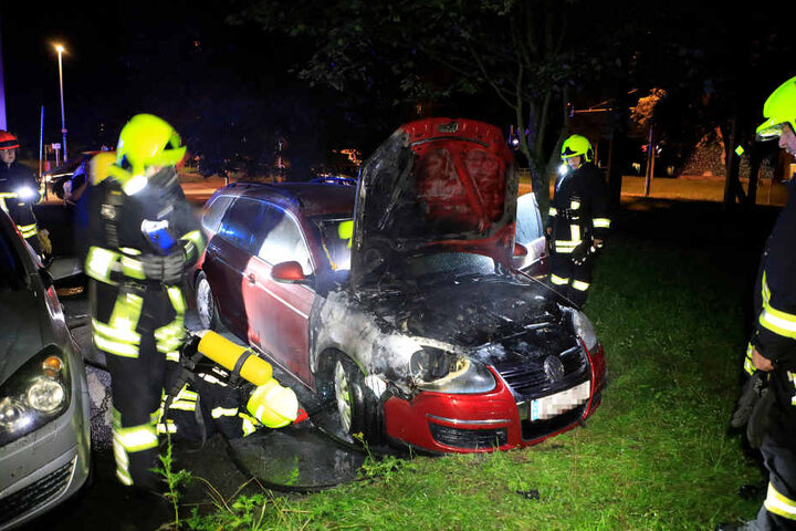 Nicht weit vom Skoda brannte auch ein in der Carl-von-Ossietzky-Straße abgestellter VW.
