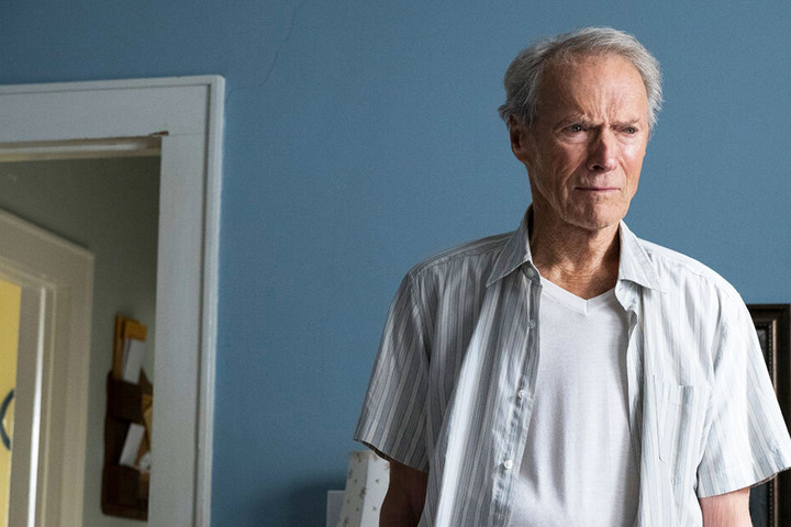 Earl Stone (Clint Eastwood) nimmt einen moralisch fragwürdigen Job an.