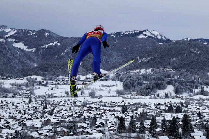 Richard Freitag hebt über den Dächern von Oberstdorf ab. Am Samstag wird es für den Sachsen und die deutschen Springer in der Quali ernst.