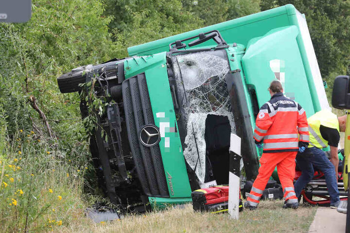 Der Fahrer wurde verletzt geborgen und in eine Klinik gebracht.