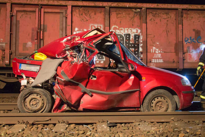Ein Güterzug stieß mit dem Auto zusammen.