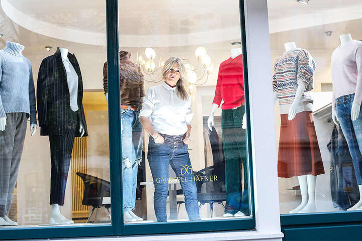 Nur noch wenige Wochen wird Gabriele Häfner (63) durch ihr Schaufenster zu sehen sein. Danach dreht sich für die schönste Großmutter von Dresden alles um ihre Kinder und Enkel.