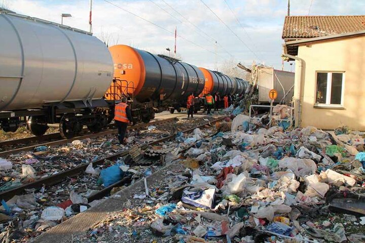 Überall liegt auf dem Bahngelände der Müll verteilt.