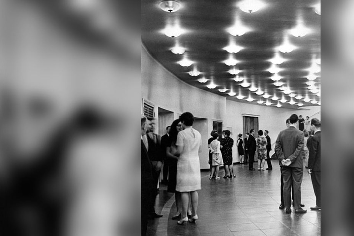 Das Opernhaus-Foyer zur Nachkriegs-Wiedereröffnung 1951. Erst 41 Jahre später durften die Besucher auf Marmor wandeln.