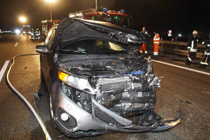 Zwei weitere Autos sind in das Autowrack des Unfallverursachers gerast.