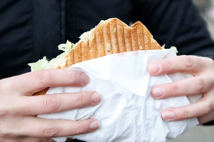 Von wegen private Pause - wenn jetzt der Einsatzleiter ruft, wird der Döner kalt. Trotzdem wird die Pause abgezogen.