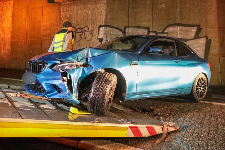 Nach dem Unfall musste der BMW abgeschleppt werden.