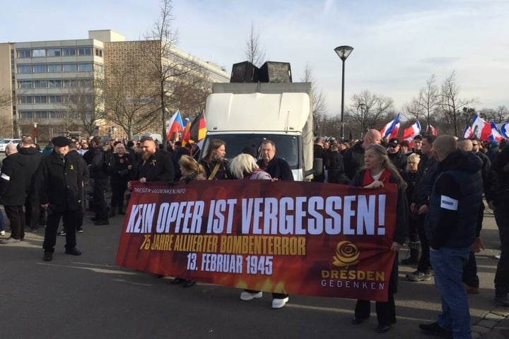 Neonazis beim Trauermarsch.