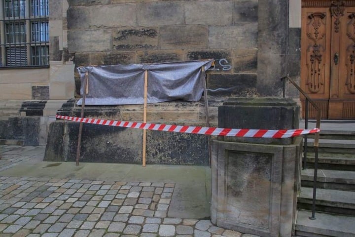 Vandalen sprühten "Bomber Harris was here" an das berühmte Gebäude.