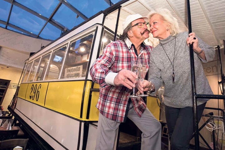 Chansonnette Dorit Gäbler stößt mit ihrem Mann Karl-Heinz Bellmann (70) auf ihren 75. Geburtstag an.