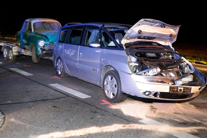 Der Renault wurde bei dem Unfall stark beschädigt.