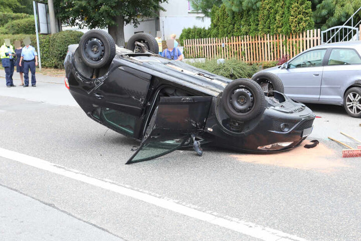Der Seat blieb nach dem Unfall auf dem Dach liegen.
