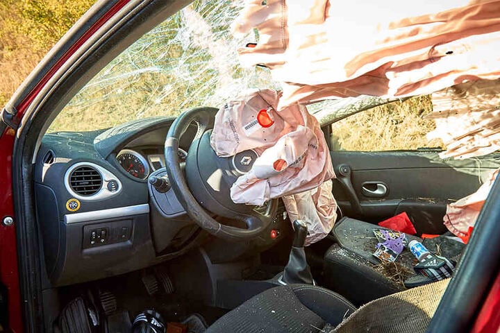 Der Fahrer des Unfallwagens trug laut Polizei leichte Verletzungen davon.