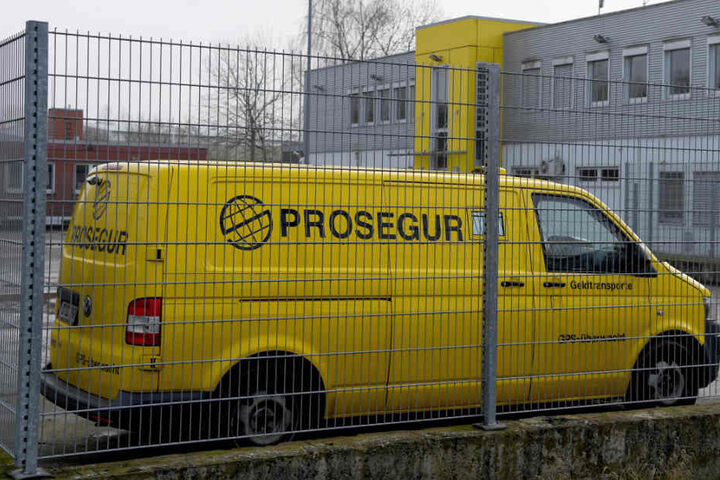 Die beiden Täter luden 2,4 Millionen Euro aus einem Geldtransporter um (Archivbild).