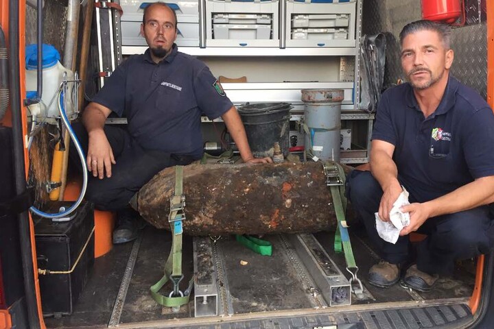 Das Team des Kampfmittelräumdienstes mit der entschärften Weltkriegsbombe.