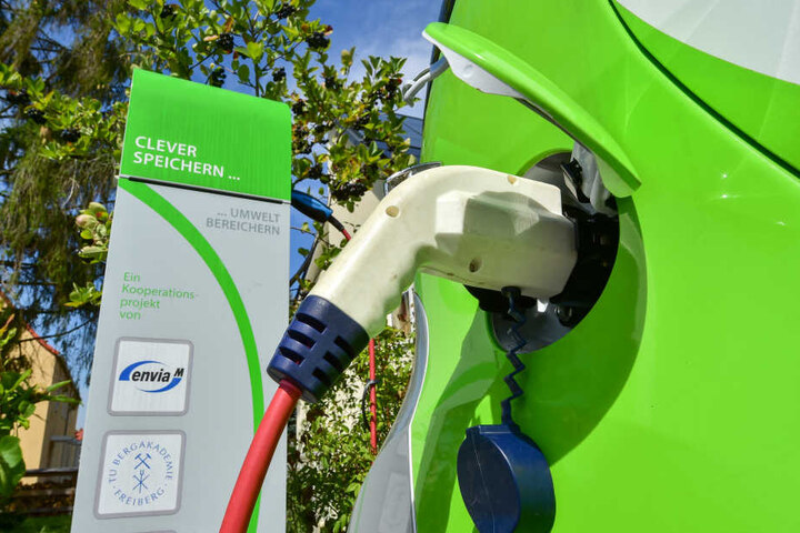 E-Tankstelle: Das Haus wandelt sich sogar zur eigenen Tankstelle. Bis zu 10.000 Kilometer ist das E-Mobil der Leukefelds pro Jahr unterwegs. Und weder ein Energieversorger noch ein Tankwart haben die Hand aufgehalten.