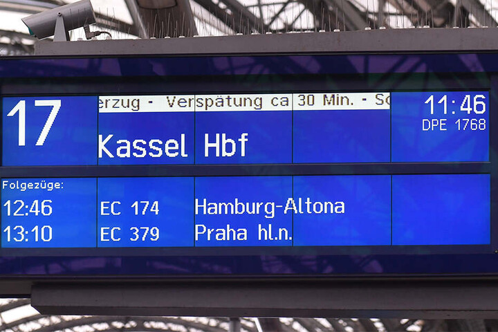 Die Anzeigetafel zeigt's. Knapp 30 Minuten verspätet ging's nach Hessen.