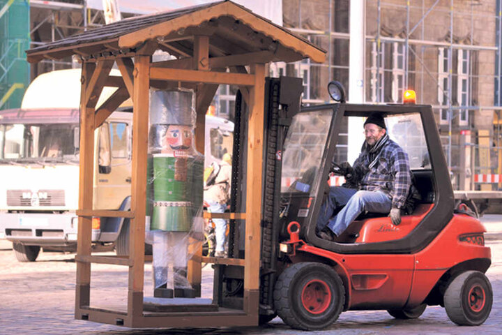 Harte Arbeit: 20 Männer sorgen dafür, dass der Weihnachtsmarkt nach nur drei Tagen steht.