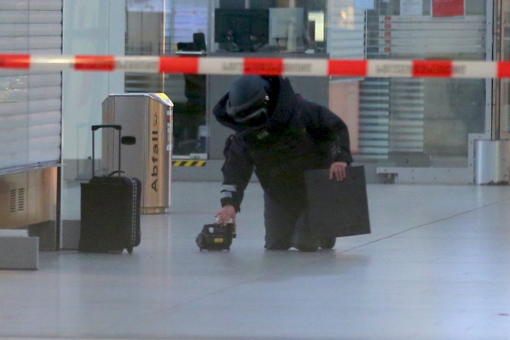 Die Bundespolizei untersucht derzeit den Koffer.