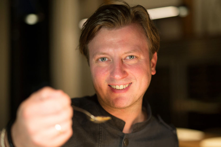 Kevin Fehling kocht im "The Table" in der Hafencity (Archivbild).