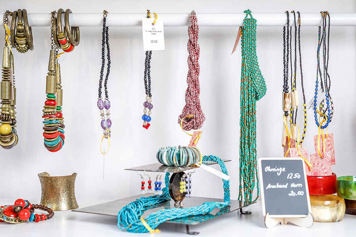 In einem Fach entdeckt: Bunter Perlenschmuck und Armreifen aus Horn.