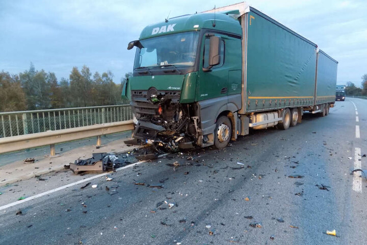 Die B20 war nach dem Unfall für Stunden gesperrt. Der Helm des Bikers steckt noch im Lkw.