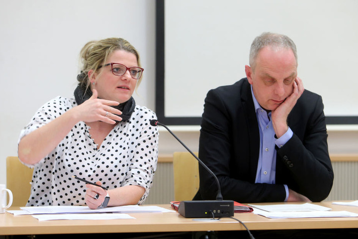 SPD-Stadtrat Detlef Müller (52) und Linken-Stadträtin Susanne Schaper fielen aus allen himmelblauen Wolken, als sie vom neuen Millionen-Loch beim CFC erfuhren.
