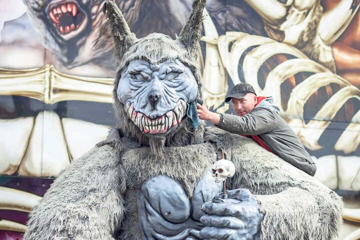 Dem Werwolf müssen noch die Zähne geputzt werden, dann kann es heute losgehen
auf dem Frühlingsvolksfest.