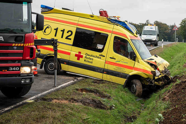 Der Fahrer wurde bei dem Unfall leicht verletzt.