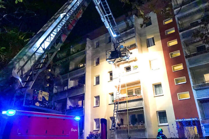 Eine 80-Jährige musste mit per Feuerwehrleiter von einem Balkon gerettet werden.