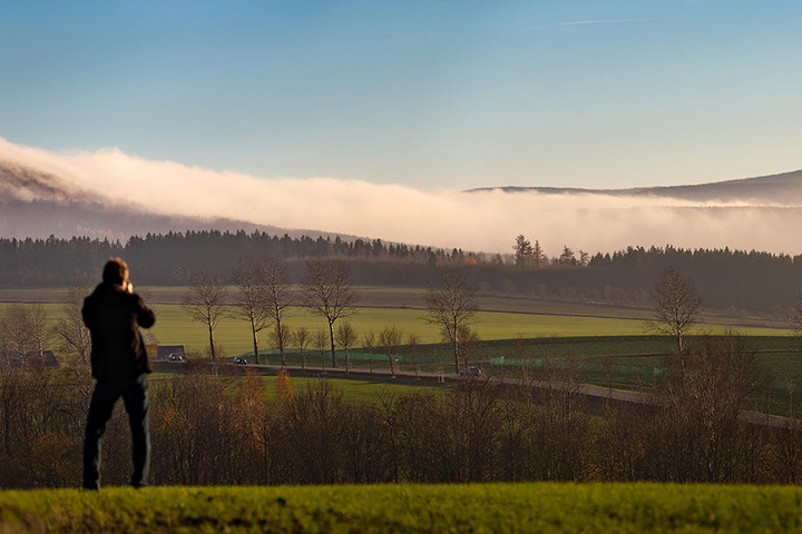 Beliebtes Fotomotiv in diesen Herbsttagen: Dicke Nebelschwaden quellen aus Böhmen über den Erzgebirgskamm.