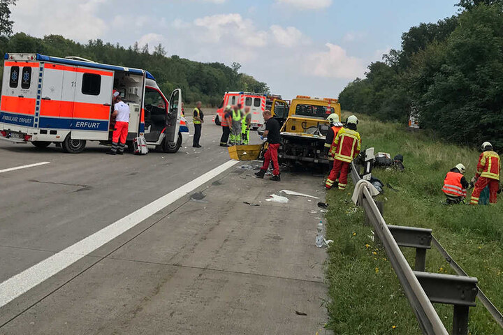 Zwei Menschen wurden bei dem Unfall verletzt.