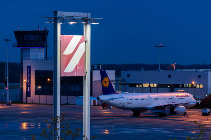 Ein Flieger der Lufthansa am Donnerstagfrüh am Boden am Dresdner Flughafen.