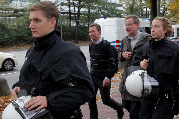 Bernd Lucke wird von der Polizei in die Universität begleitet.