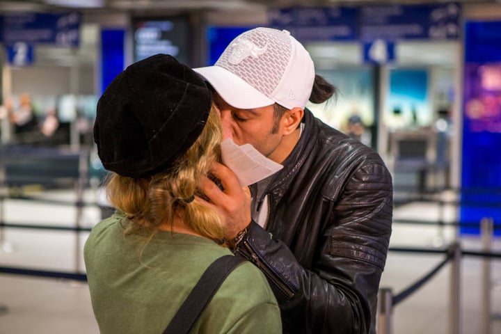Ein Kuss vor dem Abflug: Lisa musste Abschied von Bechir nehmen.
