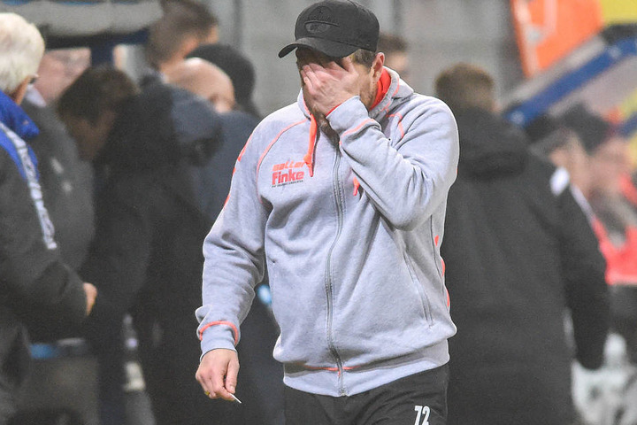 Cheftrainer Steffen Baumgart schickt die Mannschaft für ein Trainingsspiel auf den Platz.