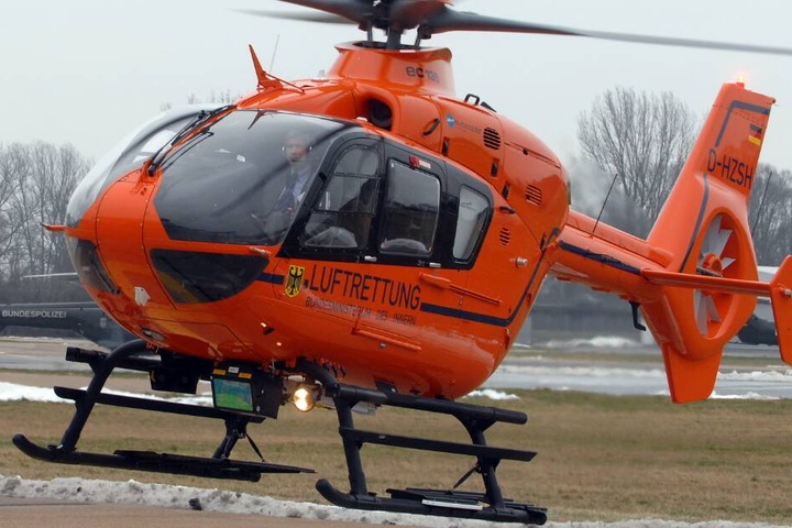 Mit einem Rettungshubschrauber musste der Schwerverletzte in ein Krankenhaus geflogen werden. (Symbolbild)
