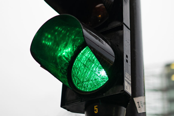 Der Mann schlief offenbar tief und fest über mehrere Grünphasen der Ampel in seinem Sprinter. (Symbolbild)